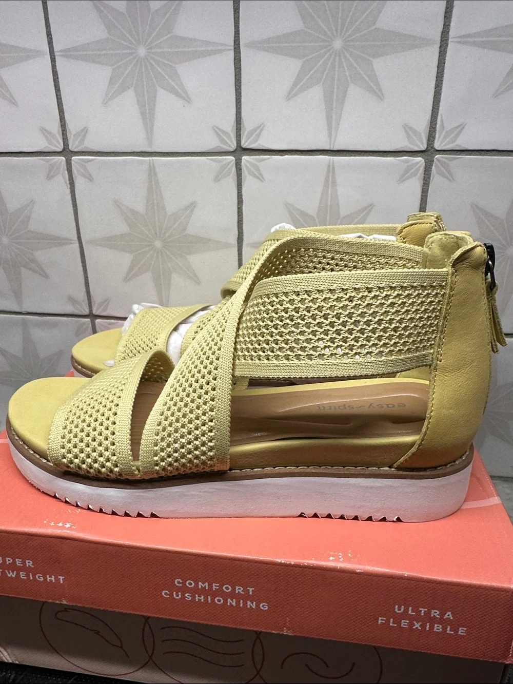 Easy Spirit Wanderer 2 Women’s Butter Yellow Crisscross Canvas Sandals 7.5 NIB